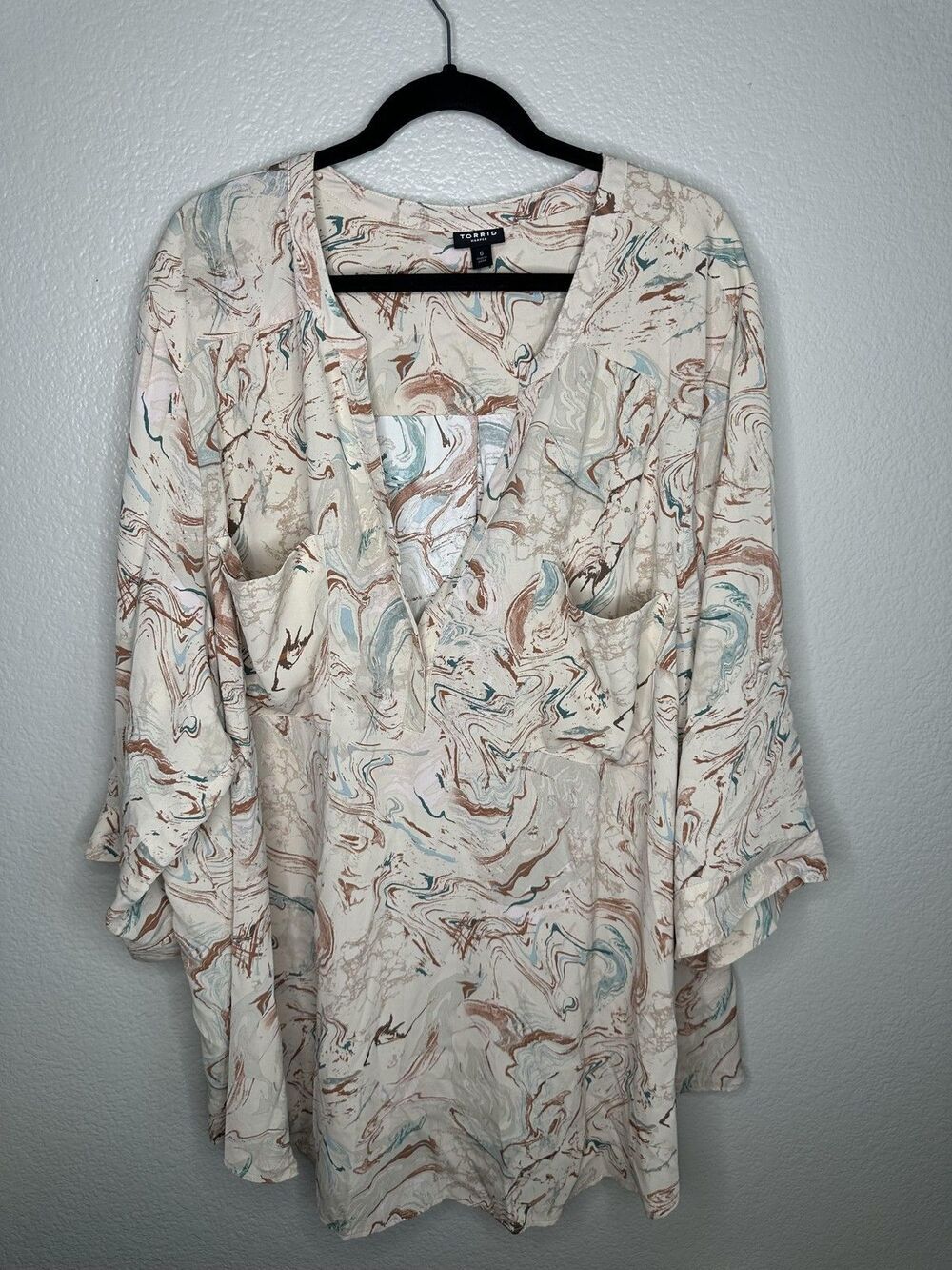 Torrid Harper Blouse Womens 6 Beige Marble Print Bell Sleeve V Neck Top Flowy